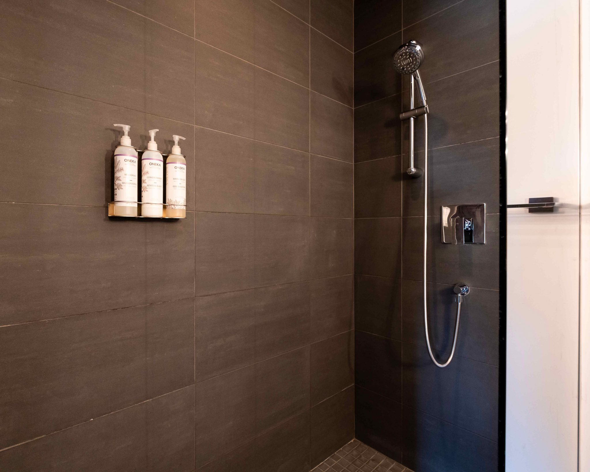 Room #1 – Shower | Commodities in Sutton, Eastern Townships | Auberge Sutton Brouërie