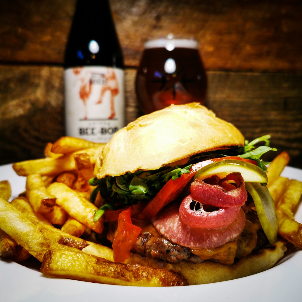 The Auberge’s burger | Microbrewery and restaurant in Sutton – Bistro Menu | Auberge Sutton Brouërie